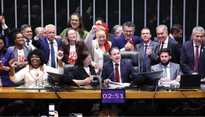 Câmara aprova, em dois turnos, PEC pelo fim da escala 6x1